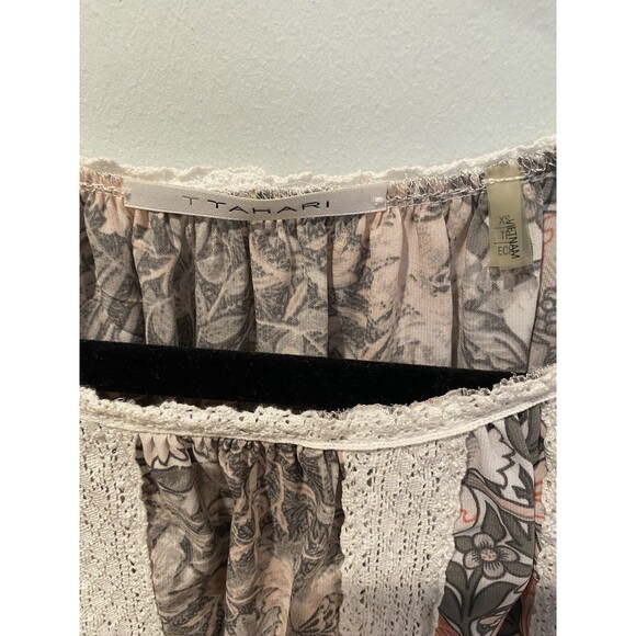 T Tahari Blouse Womens XS Cold Shoulder Floral Flowy Travel Indie Cottage Boho - Picture 3 of 6